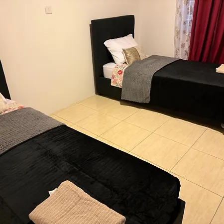 Town House, 10m From Chabad Lubavitch 拉纳卡