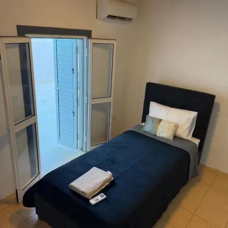 Town House, 10m From Chabad Lubavitch 拉纳卡