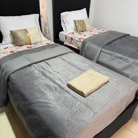 Town House, 10m From Chabad Lubavitch 度假居