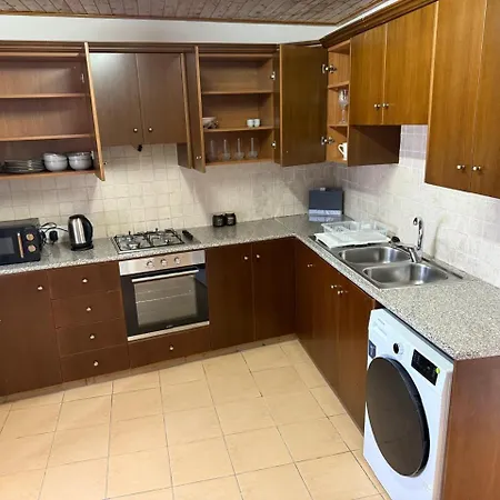 Town House, 10m From Chabad Lubavitch